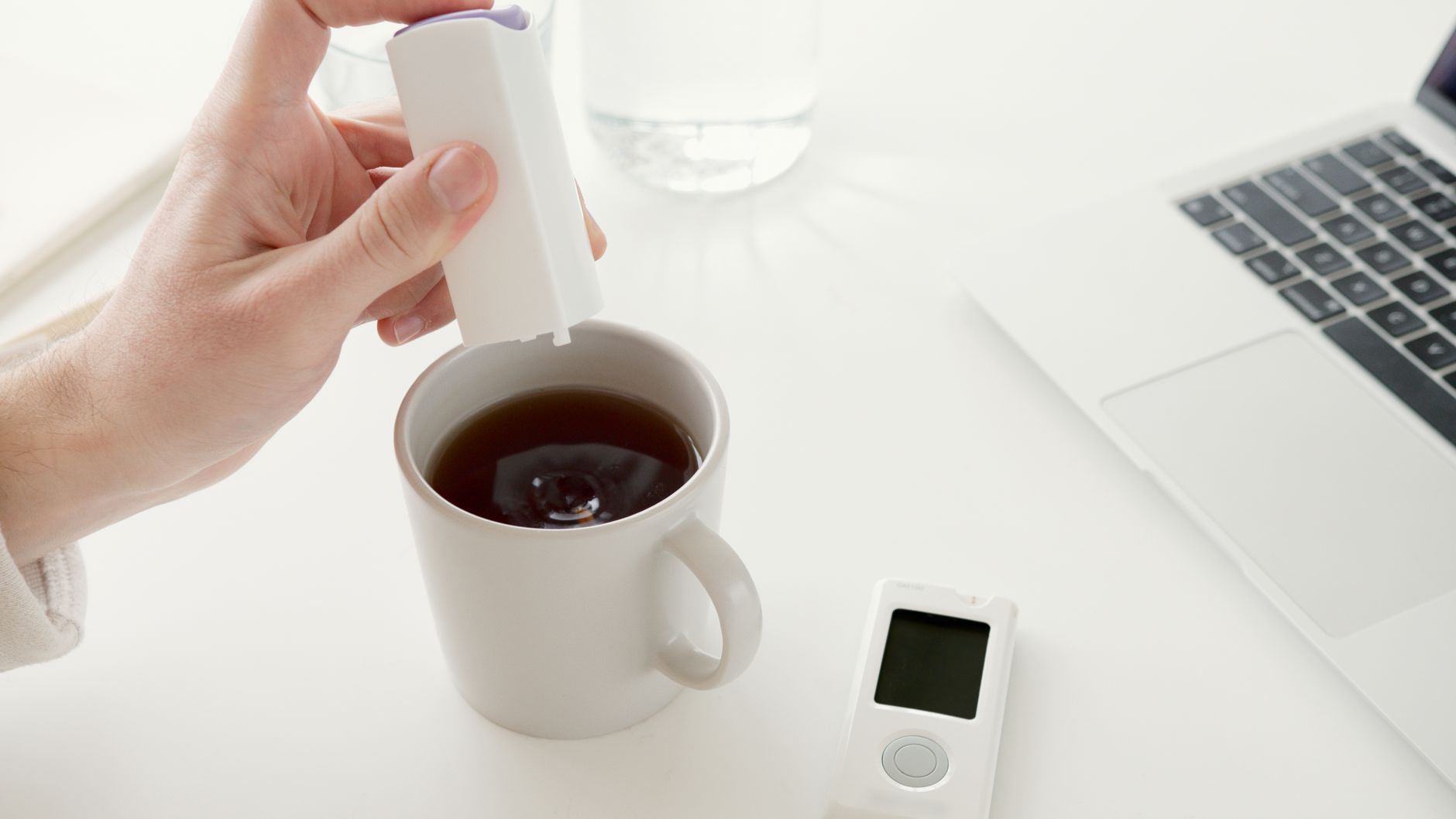 Adding sweetener to a drink (illustration)